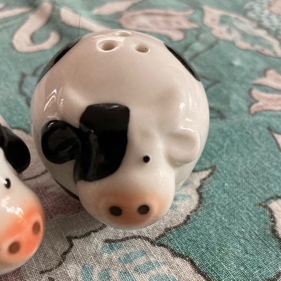 Cow Salt and Pepper Shakers 🐄 - Picture 2 of 6